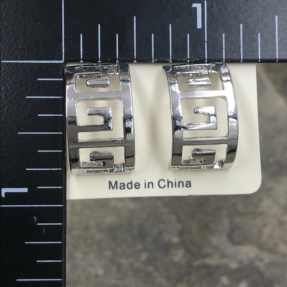 🍀 Greek Key Design Simple Half Hoop Earrings Gold or Silver - Picture 2 of 3